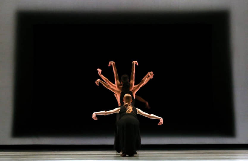 О жизни без мнимых и реальных границ и ограничений языком contemporary dance и храмового индийского танца говорит британец из Бангладеш, хореограф с мировым именем, он же — жрец-авангардист, Акрам Хан