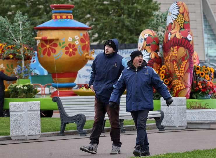 Всемирный день туризма. Посетители на выставке в парке