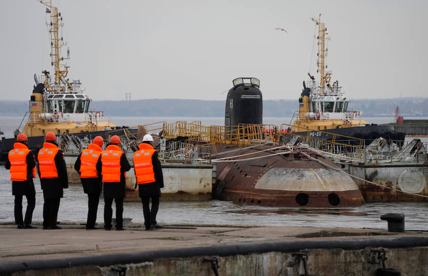 Советская атомная подводная лодка К-3 &quot;Ленинский комсомол&quot; во время швартовки у причала в Кронштадте