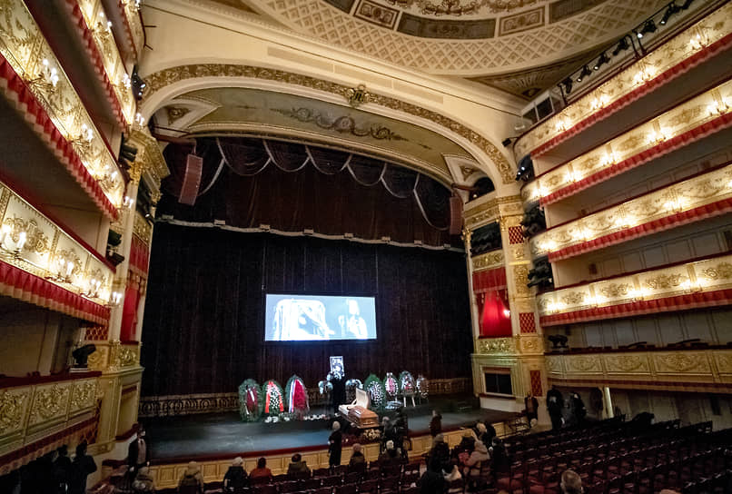 Церемония прощания с актрисой Ниной Ургант в Александринском театре