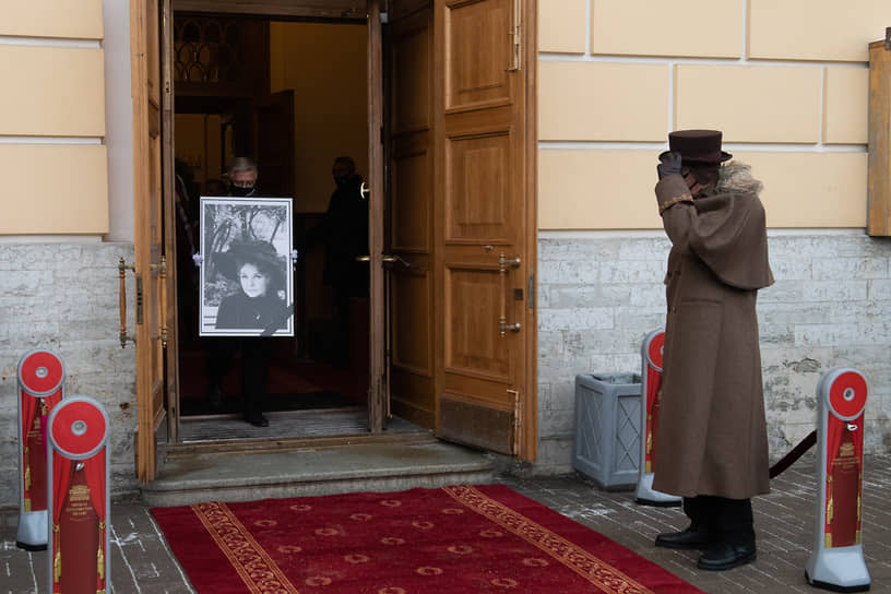 Церемония прощания с актрисой Ниной Ургант в Александринском театре