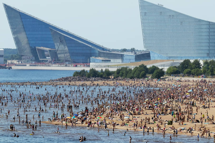 Жара в Санкт-Петербурге. Отдыхающие на переполненном пляже Парка 300 летия Санкт-Петербурга