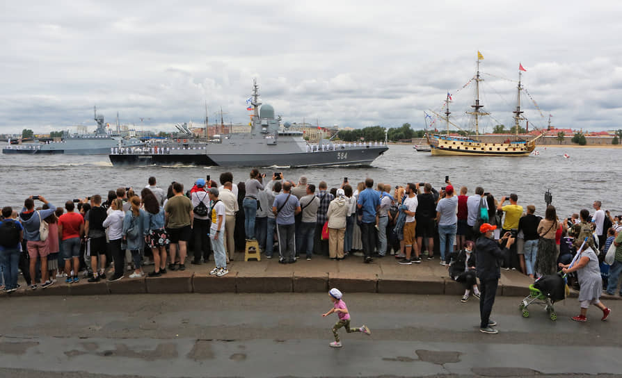 Главный военно-морской парад в честь Дня Военно-морского флота России в акватории Невы