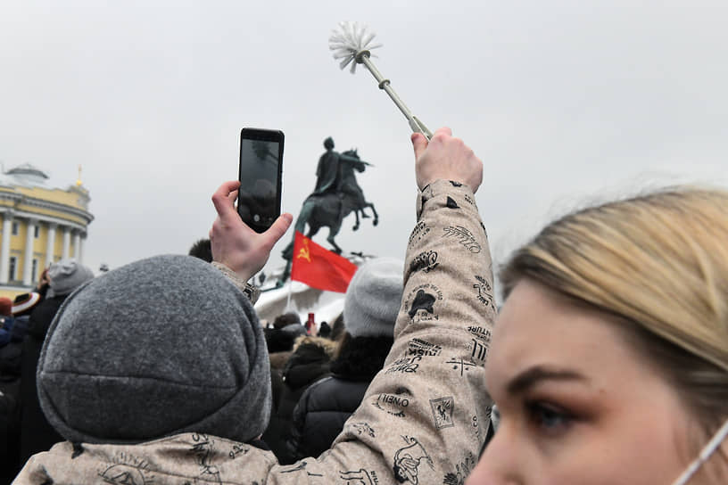 Митинг в поддержку политика Алексея Навального на Сенатской площади