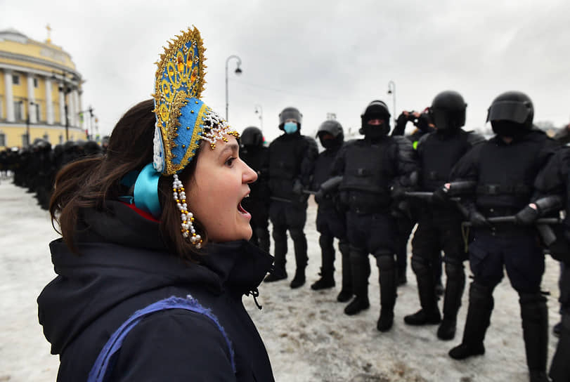 Митинг в поддержку политика Алексея Навального на Сенатской площади