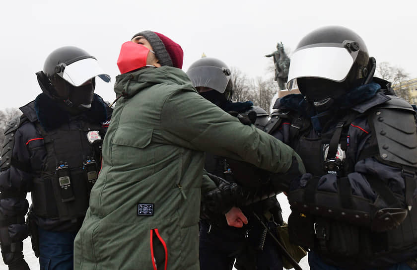 Митинг в поддержку задержанного оппозиционера Алексея Навального на Сенатской площади