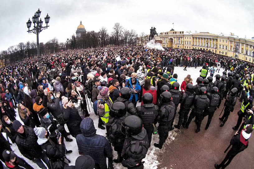 Митинг в поддержку политика Алексея Навального на Сенатской площади