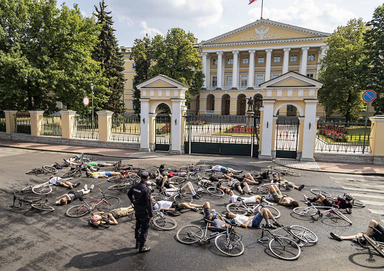 Акция Петербургских велосипедистов перед зданием администрации Санкт-Петербурга в память о погибшем под колесами автомобиля 27 июня Эдуарде Шалухове