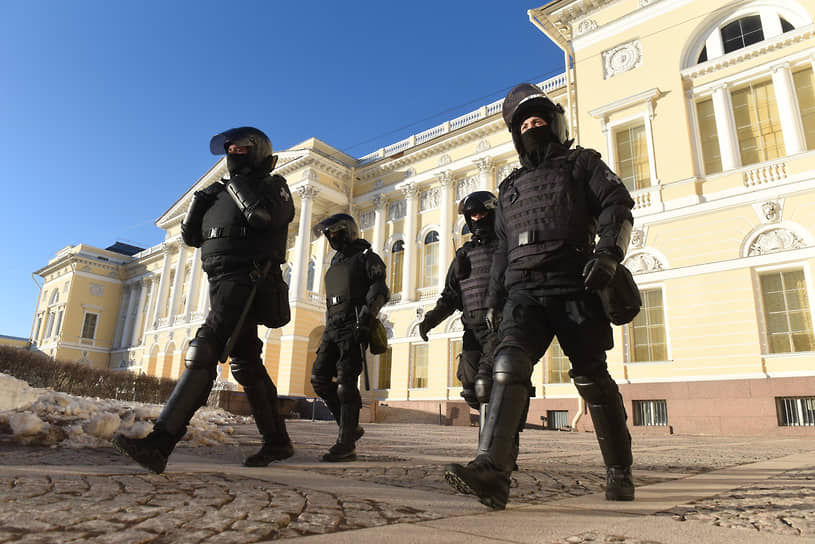 Несогласованная акция против специальной военной операции на Украине в центре Санкт-Петербурга. Сотрудники полициина фоне Государственного Русского музея