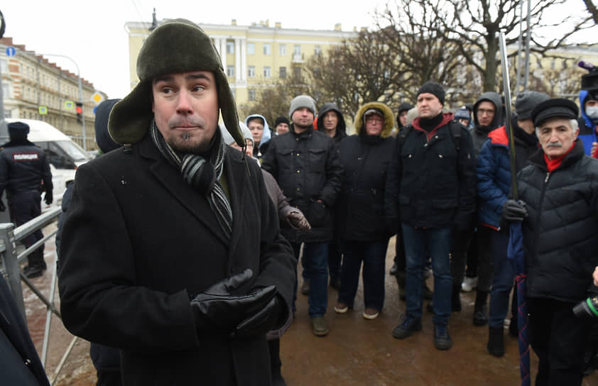 Попытка патриотических сил и незарегистрированной партии &quot;Другая Россия&quot; провести акцию &quot;Своих не бросаем&quot; на площади Ленина у Финляндского вокзала. Сопредседатель незарегистрированной партии «Другая Россия» Андрей Дмитриев во время разъяснения своим сторонникам причин отказа в проведении акции