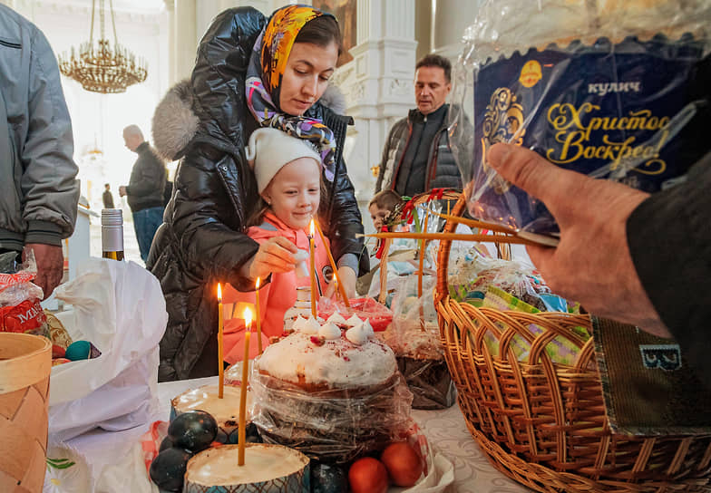 Великая Суббота. Чин освящения пасхальных куличей, яиц и пасхи в канун Светлого Христова Воскресения в Смольном соборе