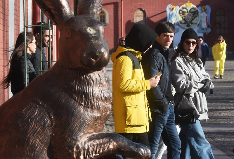 Туристы в Петропавловской крепости