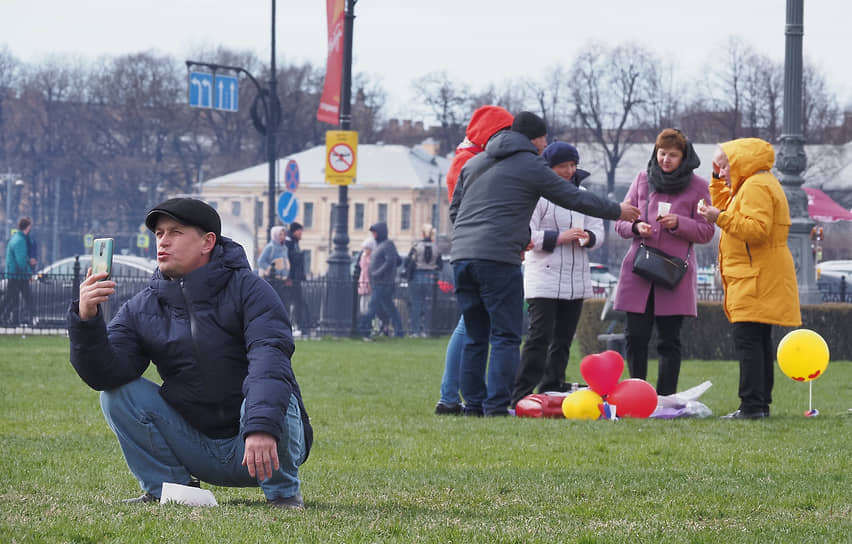 Горожане отдыхают в центре города