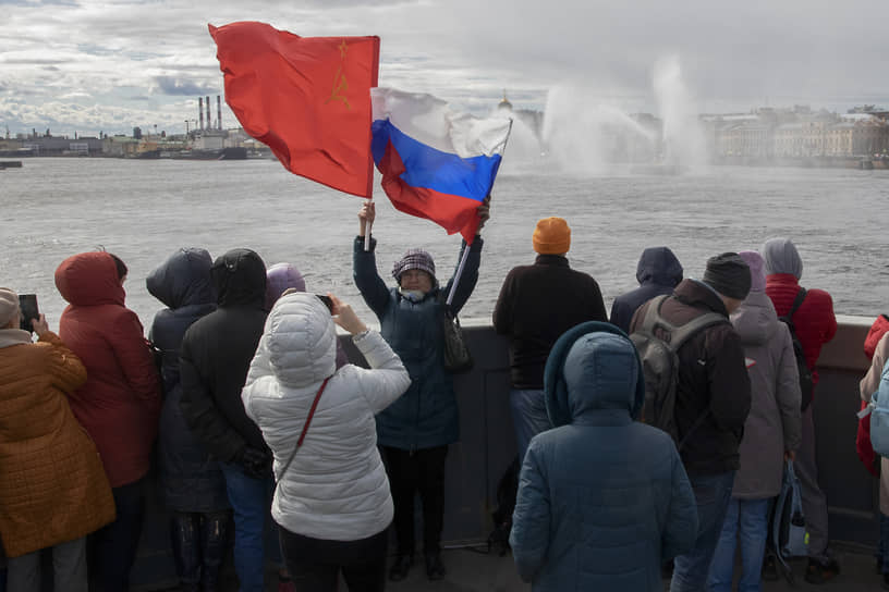 Фестиваль ледоколов. Зрители на Благовещенском мосту, во время вальса буксиров