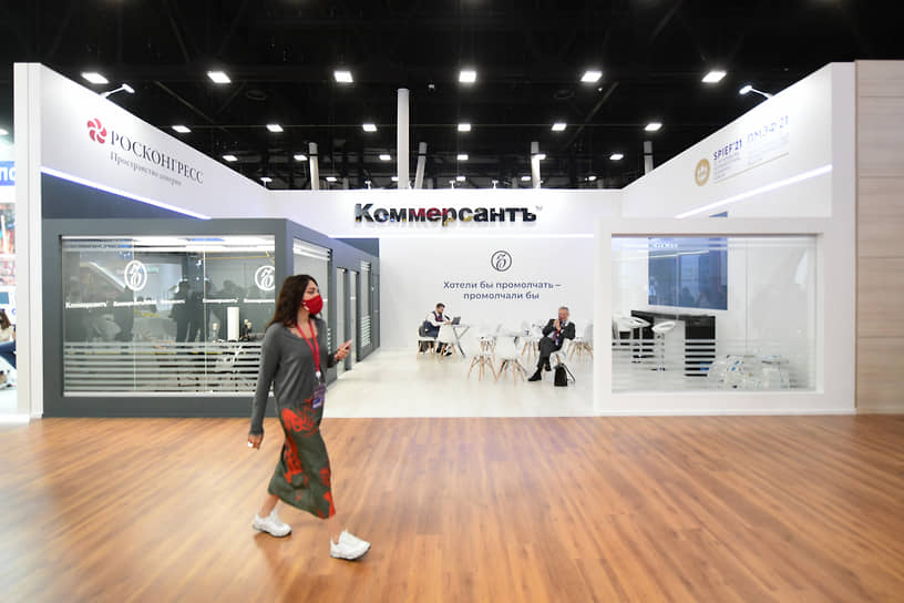 в брендированной зоне «Коммерсантъ FМ 93.6»;