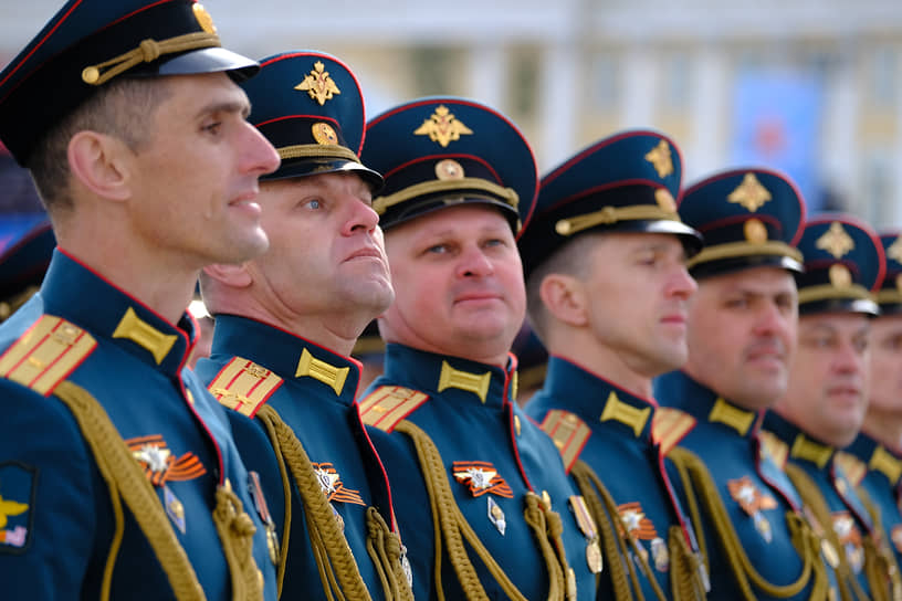 Военный парад на Дворцовой площади в Санкт-Петербурге, посвященный 77-ой годовщине Победы в Великой Отечественной войне