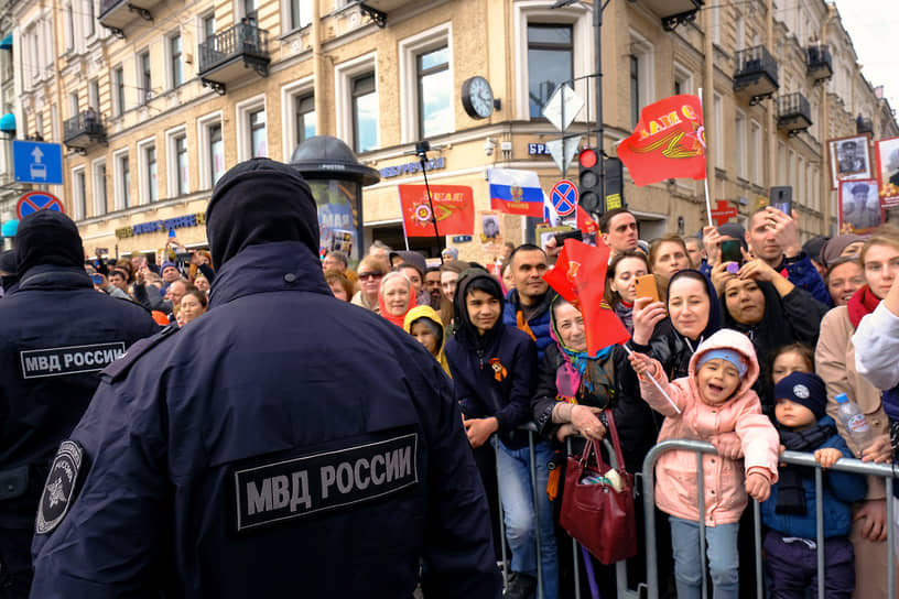 Празднование 77-ой годовщины Победы в Великой Отечественной войне. Участники акции памяти &quot;Бессмертный полк&quot; во время шествия