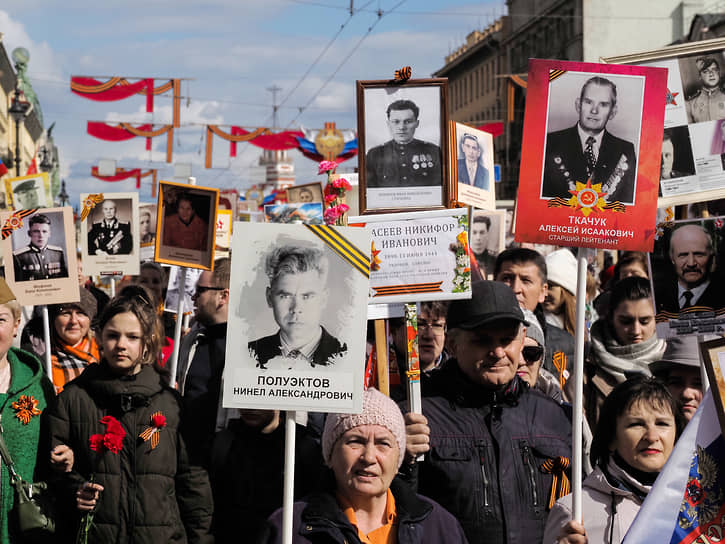 Празднование 77-ой годовщины Победы в Великой Отечественной войне. Участники акции памяти &quot;Бессмертный полк&quot; во время шествия по Невскому проспекту