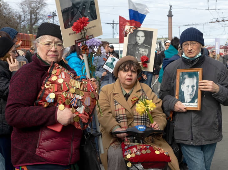 Празднование 77-ой годовщины Победы в Великой Отечественной войне. Участники акции памяти &quot;Бессмертный полк&quot; во время шествия по Невскому проспекту