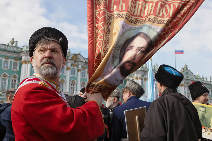 Празднование 77-ой годовщины Победы в Великой Отечественной войне. Казаки-участники акции памяти &quot;Бессмертный полк&quot; на Дворцовой площади