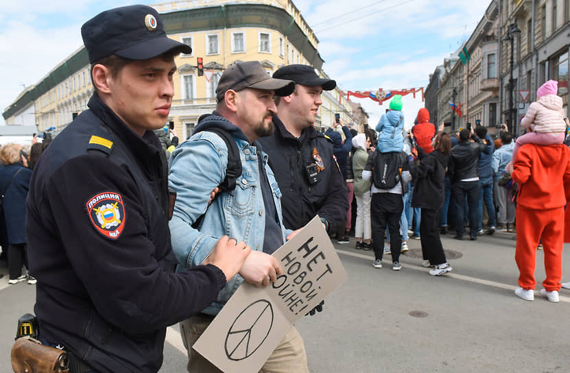 Празднование 77-ой годовщины Победы в Великой Отечественной войне. Акция памяти &quot;Бессмертный полк&quot; на Невском проспекте. Сотрудники полиции во время задержания участника одиночного пикета против специальной военной операции Вооруженных Сил России на Украине