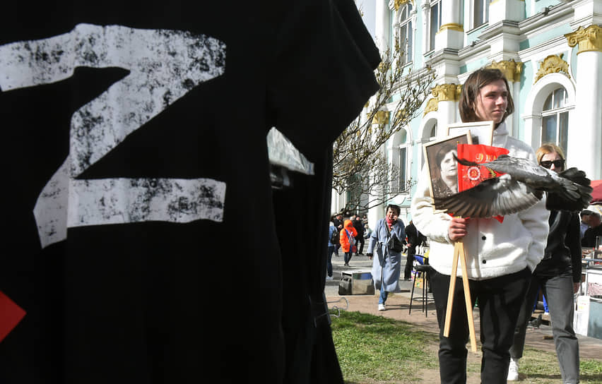 Празднование 77-ой годовщины Победы в Великой Отечественной войне. Участники акции памяти &quot;Бессмертный полк&quot; после шествия по Невскому проспекту