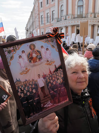 Празднование 77-ой годовщины Победы в Великой Отечественной войне. Участница акции памяти &quot;Бессмертный полк&quot; с иконой Сталина на Невском проспекте 