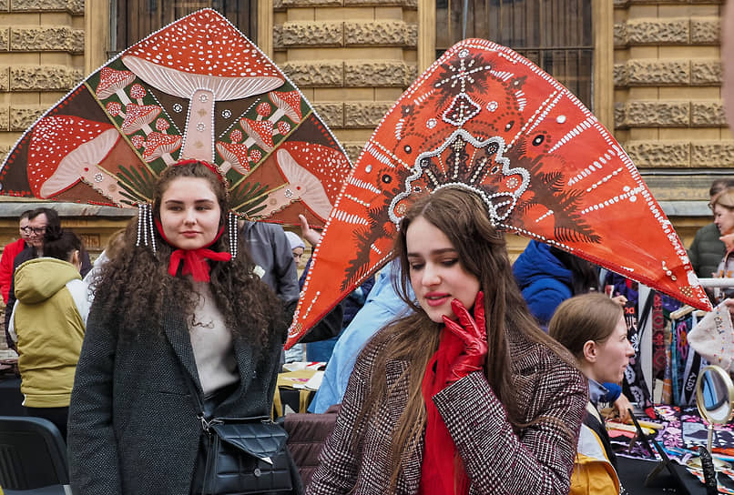 Празднование Дня города. XXV Фестиваль искусств и дизайна &quot;Соляной. Город мастеров&quot;, организованный Санкт-Петербургской государственной художественно-промышленной академией имени А.Л. Штиглица. Участники на фестивале