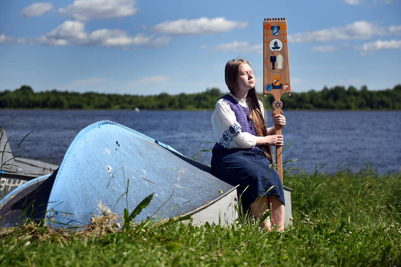 Ульяна Каль со своей работой Прялка-весло в Каргополе на берегу реки Онеги