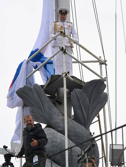 Главный военно-морской парад в честь Дня Военно-морского флота (ВМФ) России в Санкт-Петербурге в акватории реки Невы.  Оператор телеканала и военнослужащий ВМФ России перед началом парада