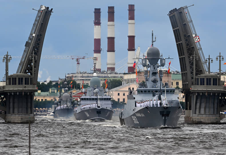 Главный военно-морской парад в честь Дня Военно-морского флота (ВМФ) России в Санкт-Петербурге в акватории реки Невы. Малые ракетные корабли &quot;Одинцово&quot; (в центре) и &quot;Зеленый Дол&quot; (справа) во время парада