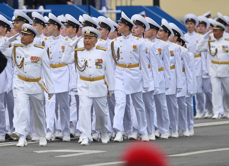 Главный военно-морской парад в честь Дня Военно-морского флота (ВМФ) России в Санкт-Петербурге в акватории реки Невы. Военнослужащие во время торжественного марша на параде