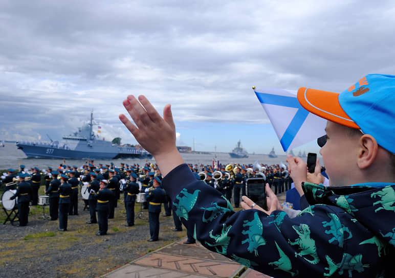 Главный военно-морской парад в честь Дня Военно-морского флота (ВМФ) России в Санкт-Петербурге в акватории реки Невы. Жанровая фотография. Зрители во время парада