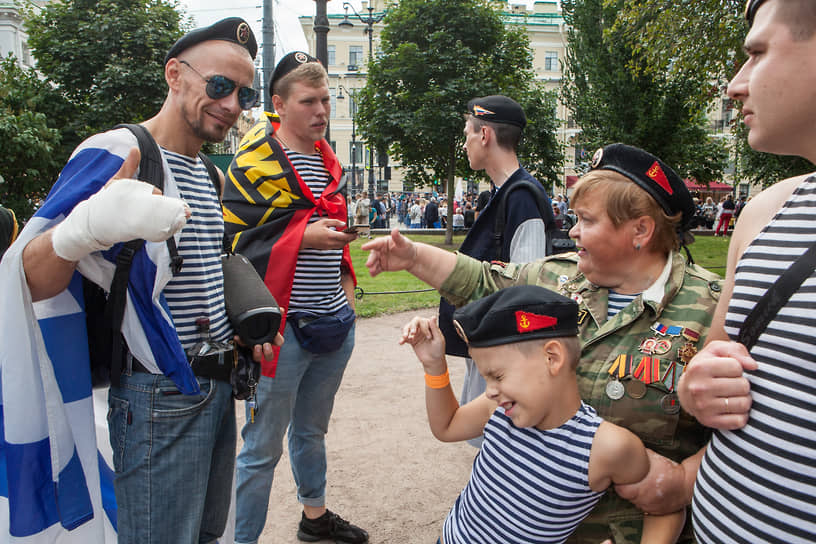 Празднование Дня ВМФ России. Мужчины в тельняшках на улице города