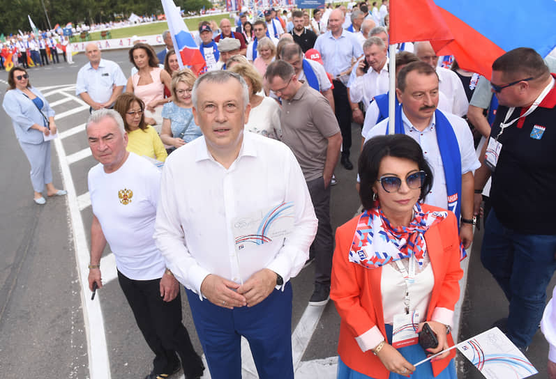 Губернатор Ленинградской области Александр Дрозденко (в центре) и Председатель Законодательного собрания Ленинградской области Сергей Бебенин (слева) перед шествием