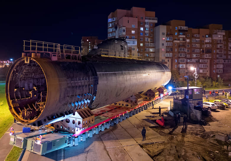 Сухопутное перемещение носовой части подводной лодки К-3 &quot;Ленинский комсомол&quot; по улицам Кронштадта к зданию Музея военно-морской славы