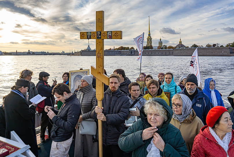 Ежегодный Крестный ход по рекам и каналам Санкт-Петербурга в поддержку общероссийского сбора подписей за запрет абортов