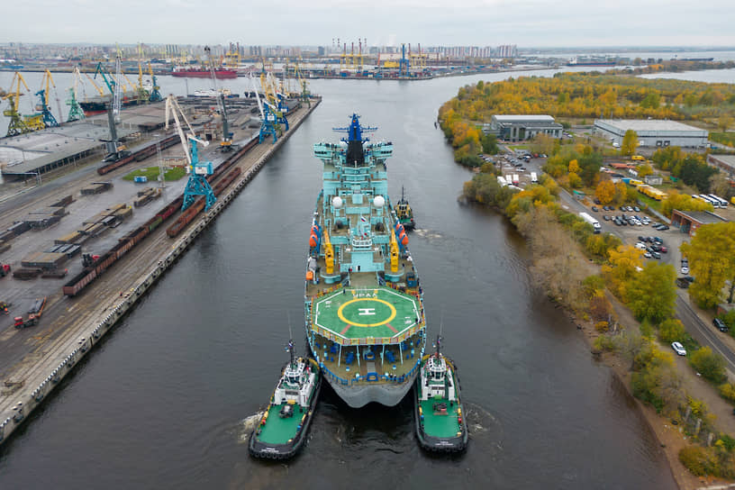 Атомный ледокол &quot;Урал&quot; в акватории Большого порта Санкт-Петербурга во время выхода на ходовые испытания