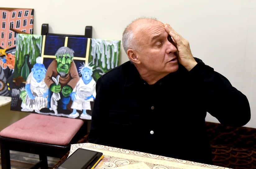 Сооснователь группы &quot;НОМ&quot; Андрей Кагадеев во время интервью в своей художественной мастерской