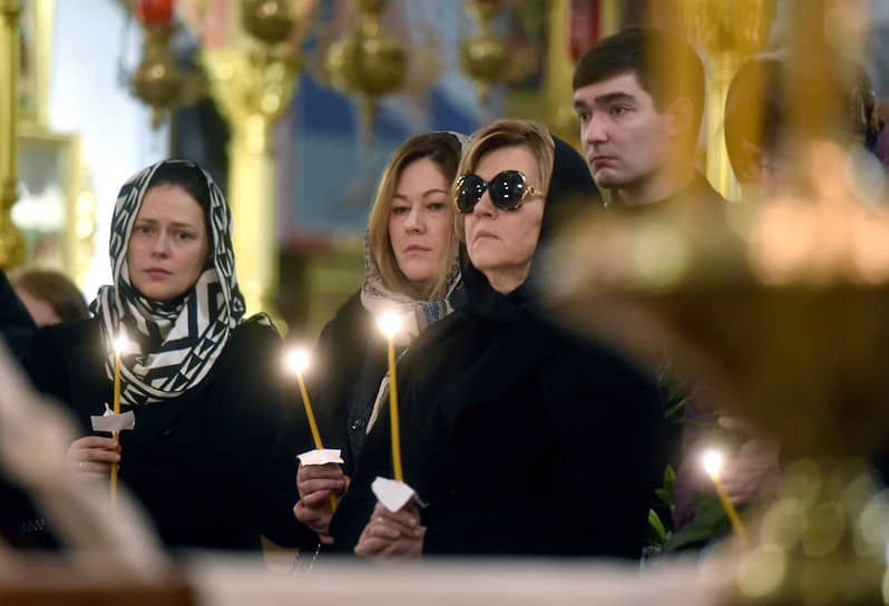 Вдова Виктора Черкесова Наталья (в центре) во время церемонии