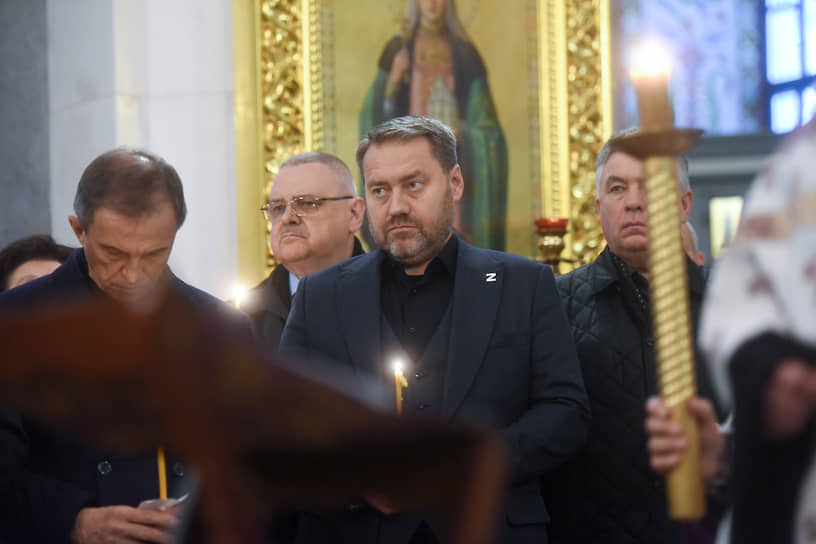 Председатель Законодательного собрания Санкт-Петербурга Александр Бельский (в центре) и заместитель Председателя Следственного комитета России Александр Федоров (второй слева) на церемонии