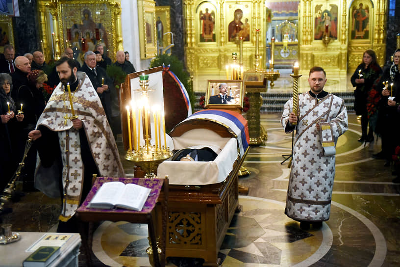 Церемония прощания с бывшим полномочным представителем президента России в Северо-Западном федеральном округе, бывшим руководителем Федеральной службы по контролю за оборотом наркотиков Виктором Черкесовым в храме Новодевичьего монастыря