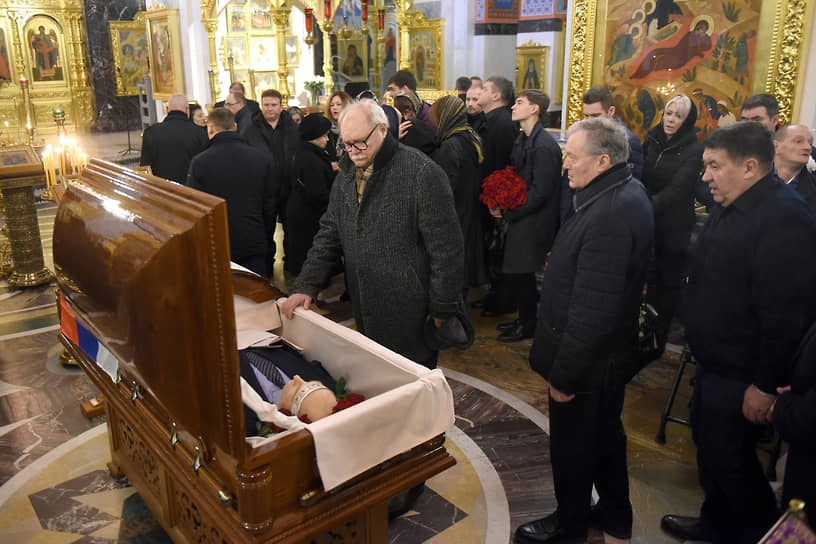 Режиссер Владимир Бортко (в центре) во время прощания
