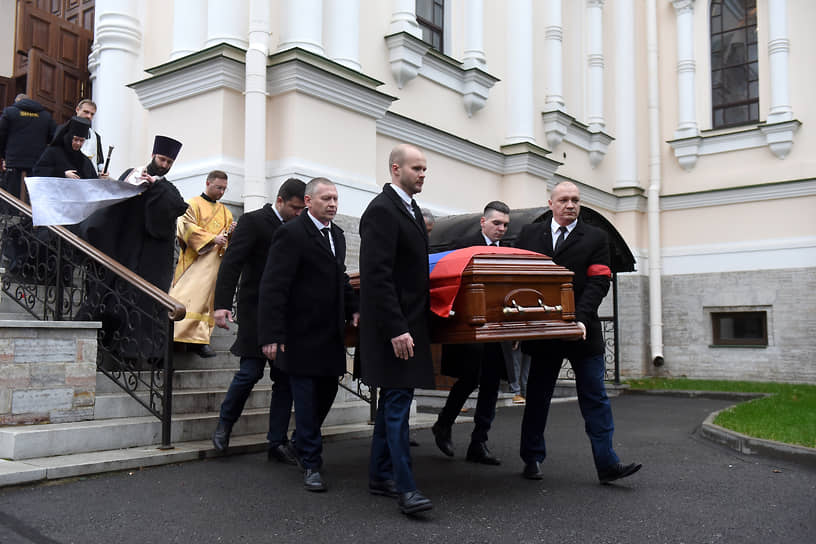 Церемония прощания с бывшим полномочным представителем президента России в Северо-Западном федеральном округе, бывшим руководителем Федеральной службы по контролю за оборотом наркотиков Виктором Черкесовым в храме Новодевичьего монастыря