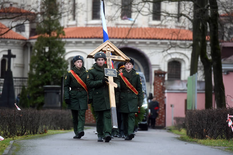 Церемония прощания с бывшим полномочным представителем президента России в Северо-Западном федеральном округе, бывшим руководителем Федеральной службы по контролю за оборотом наркотиков Виктором Черкесовым на кладбище Новодевичьего монастыря
