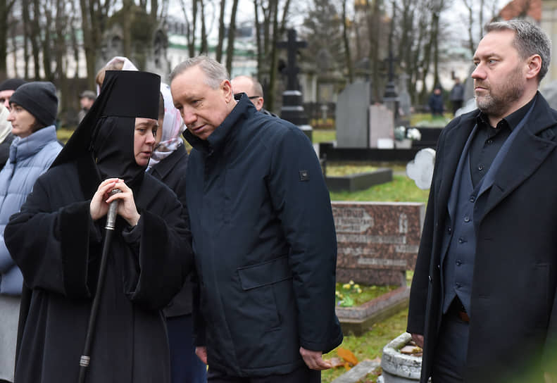 Губернатор Санкт-Петербурга Александр Беглов (в центре) и председатель Законодательного собрания Санкт-Петербурга Александр Бельский (справа) во время церемонии похорон