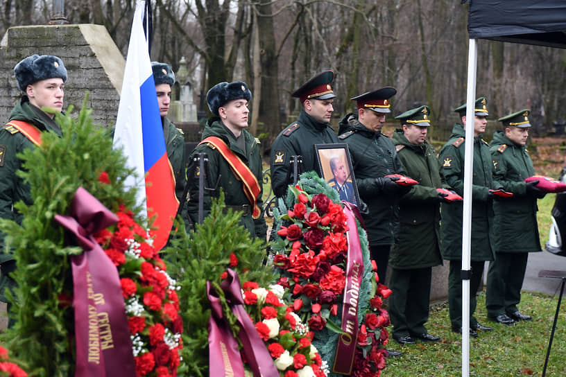 Похороны бывшего полномочного представителя президента России в Северо-Западном федеральном округе, бывшего руководителя Федеральной службы по контролю за оборотом наркотиков Виктора Черкесова на Новодевичьем кладбище