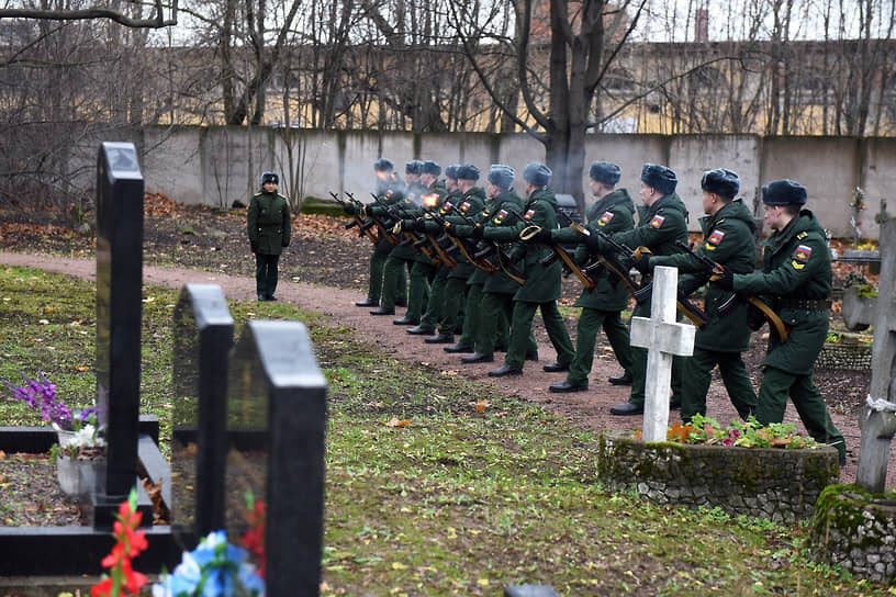 Похороны бывшего полномочного представителя президента России в Северо-Западном федеральном округе, бывшего руководителя Федеральной службы по контролю за оборотом наркотиков Виктора Черкесова на Новодевичьем кладбище