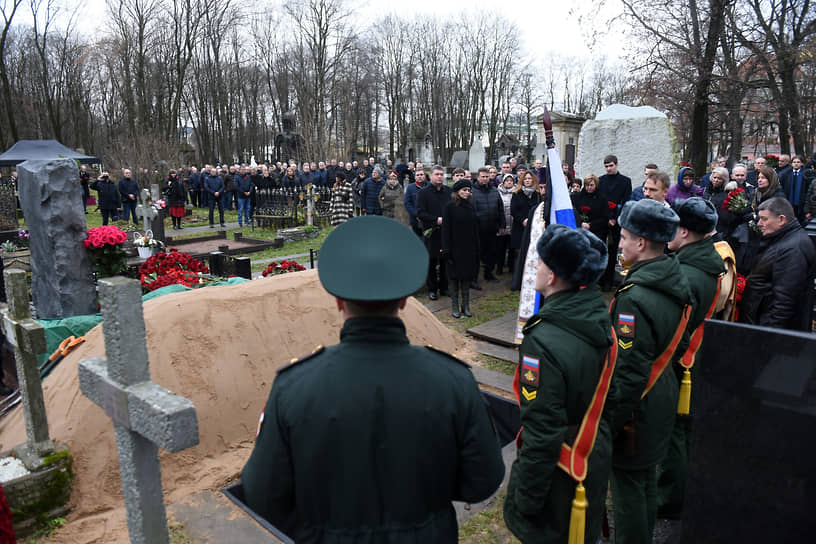 Похороны бывшего полномочного представителя президента России в Северо-Западном федеральном округе, бывшего руководителя Федеральной службы по контролю за оборотом наркотиков Виктора Черкесова на Новодевичьем кладбище