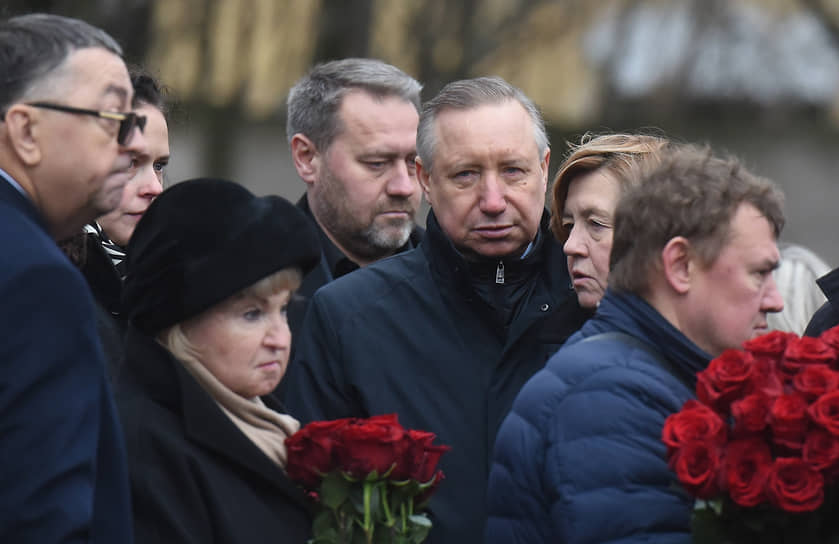 Губернатор Санкт-Петербурга Александр Беглов, председатель Законодательного собрания Санкт-Петербурга Александр Бельский и вдова Виктора Черкесова Наталья во время церемонии похорон